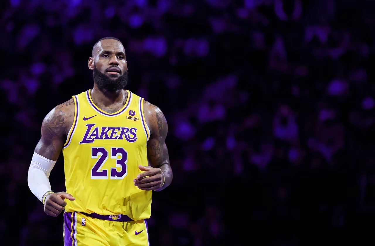 包含从风云突变波特兰开拓者集结日远射贴柱到詹姆斯在MAD比赛中突破纪录，库里爆冷击败热火的词条